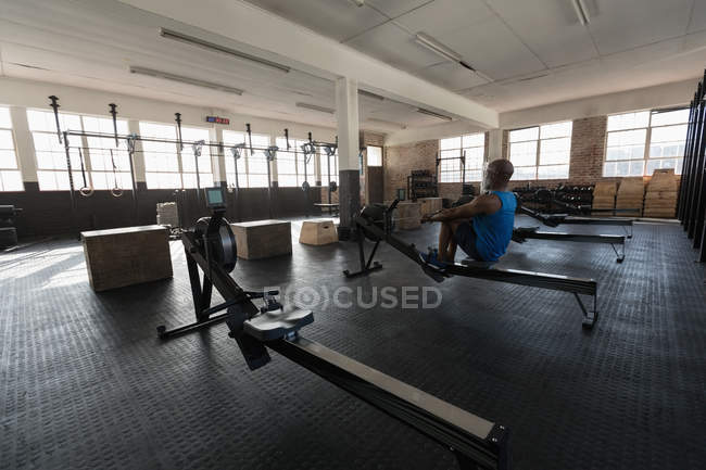 Entschlossener Senior trainiert im Fitnessstudio. — Stockfoto