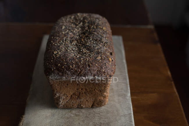 Vista de cerca de la barra de pan en la mesa - foto de stock