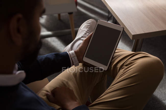 Чоловік виконавчий використовує цифровий планшет в конференц-залі в офісі — стокове фото