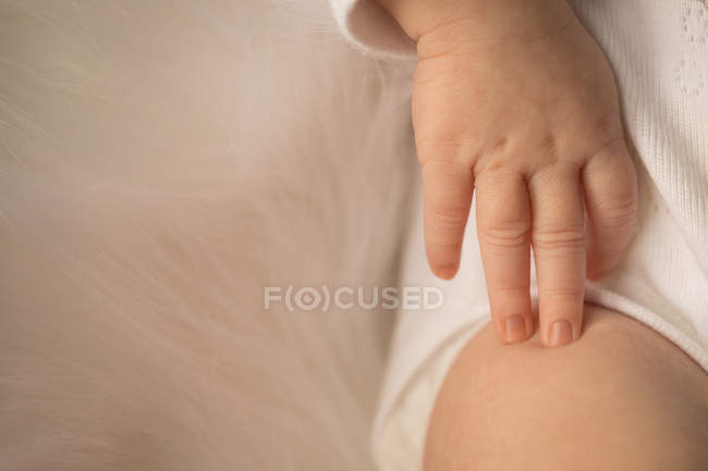 Крупним планом руки новонародженої дитини на пухнастій ковдрі . — стокове фото