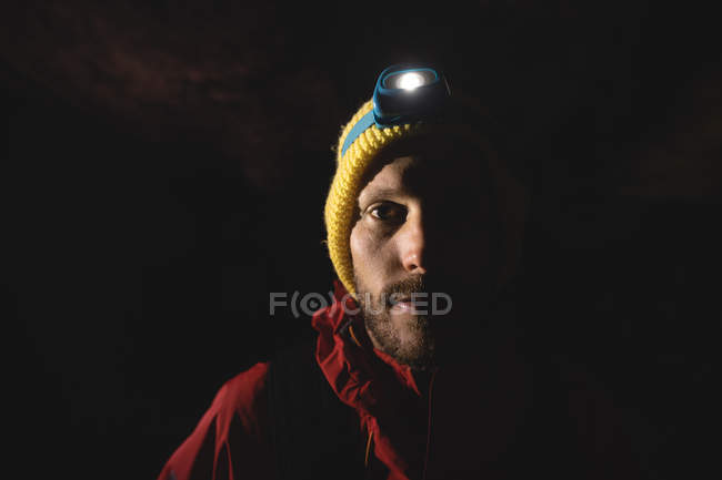 Gros plan du visage d'un randonneur portant une torche entendue — Photo de stock