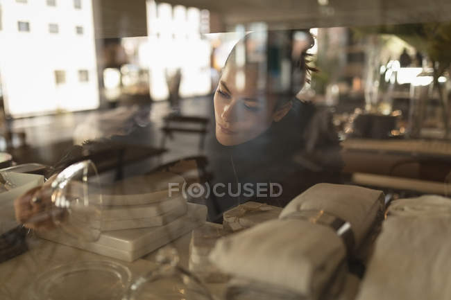 Woman looking at slab in coffee shop — Stock Photo