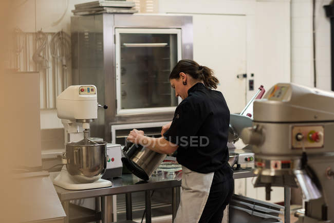 Вид ззаду шеф-кухаря, що працює на кухні — стокове фото