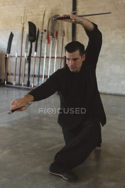 Karate fighter praticare arti marziali in palestra . — Foto stock