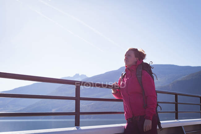 Caminhante feminina atenciosa olhando para a vista em um dia ensolarado — Fotografia de Stock
