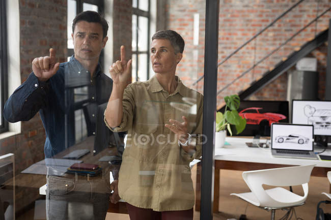 Ділові колеги використовують невидимий екран в офісі . — стокове фото