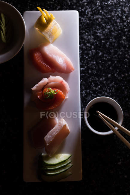 Mesa de sushi arranjada em um restaurante em um dia ensolarado — Fotografia de Stock