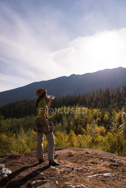 Thirsty hiker drinking water on a sunny day — Stock Photo