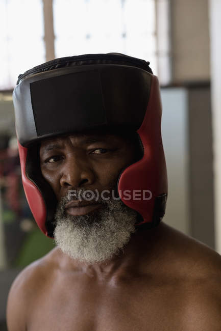 Старший по крупному плану в боксёрских головных уборах смотрит в камеру . — стоковое фото