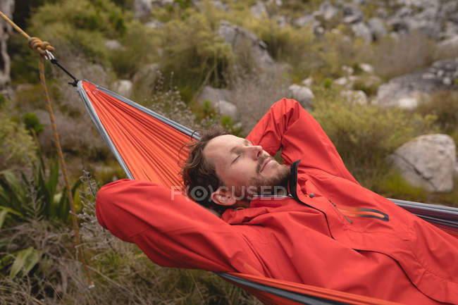 Nahaufnahme von Wanderern, die sich an einem sonnigen Tag in der Hängematte entspannen — Stockfoto