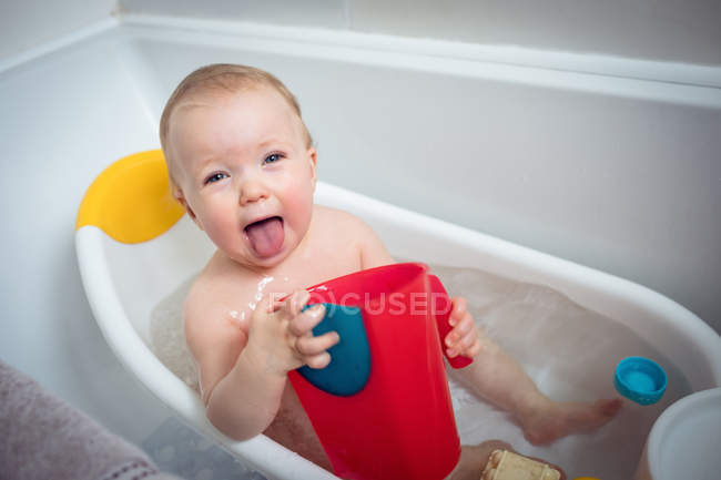 Bebê menina tomando banho na banheira no banheiro — Fotografia de Stock