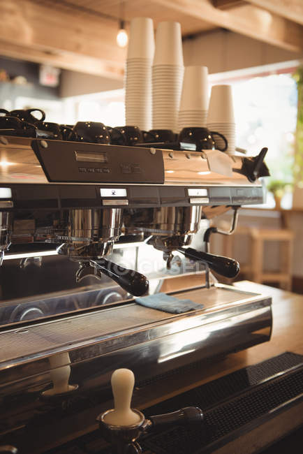 Vista ravvicinata della macchina da caffè espresso in caffetteria — Foto stock