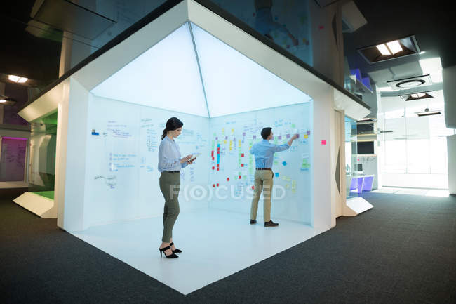 Männliche und weibliche Führungskräfte arbeiten in futuristischem Büro zusammen — Stockfoto