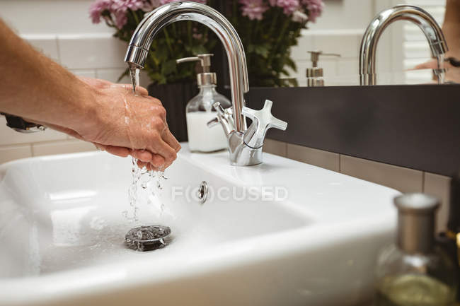 Nahaufnahme eines Mannes, der sich im Waschbecken die Hände wäscht — Stockfoto