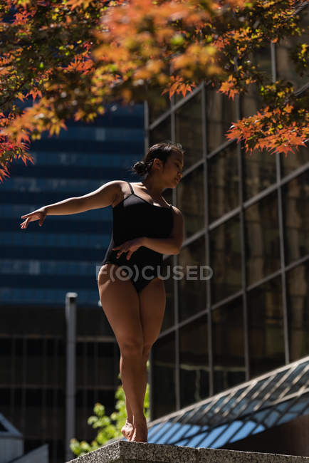 Танцівниця жіночого балету в місті — стокове фото