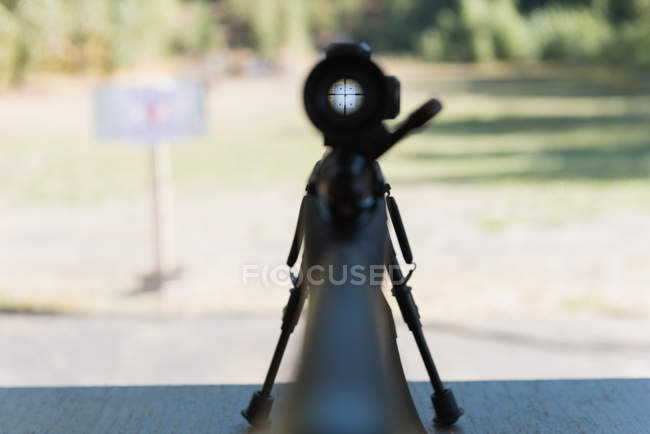 Close-up de rifle sniper apontando para o alvo — Fotografia de Stock