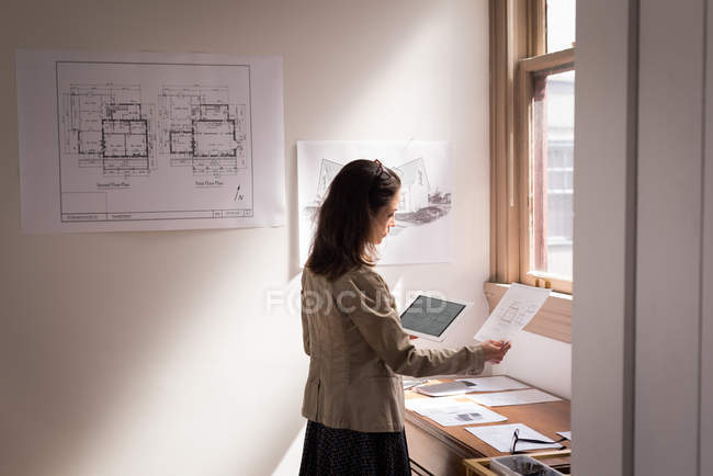 Ділова жінка використовує цифровий планшет в офісі . — стокове фото