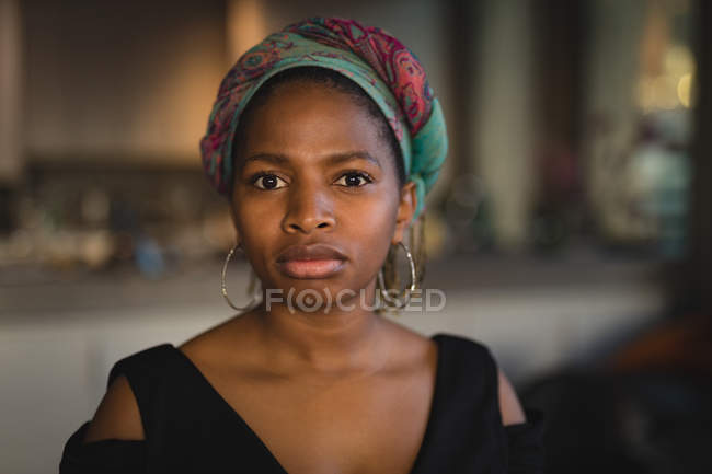 Porträt einer Frau mit Kopftuch zu Hause. — Stockfoto