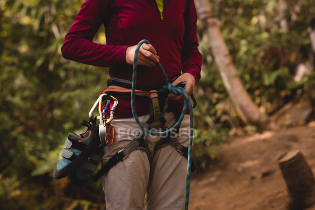 Seção média de caminhante feminina se preparando para escalar a montanha rochosa — Fotografia de Stock