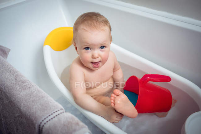 Bambina che fa il bagno nella vasca da bagno in bagno — Foto stock