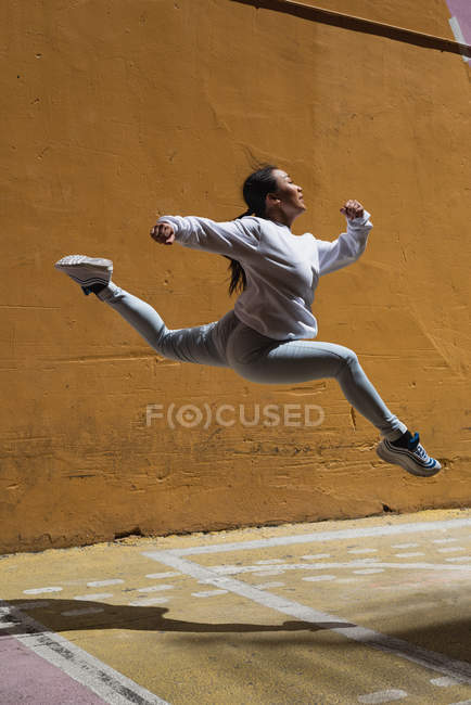 Junge Straßentänzerin tanzt auf der Straße — Stockfoto