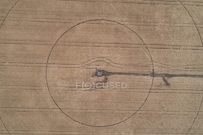 Antenne von Leitungen auf abgeerntetem Weizenfeld — Stockfoto