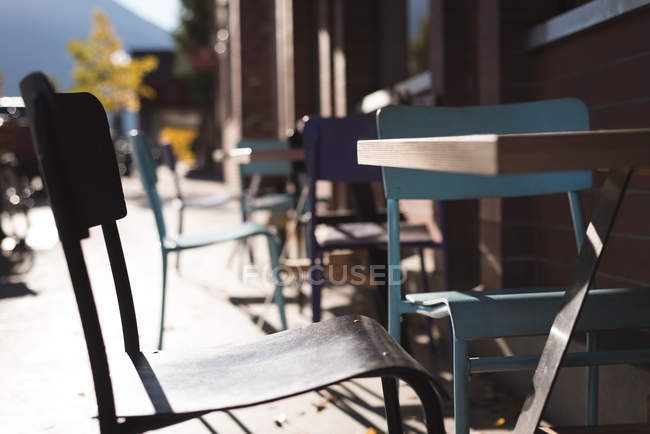 Silla vacía en la cafetería al aire libre en un día soleado - foto de stock