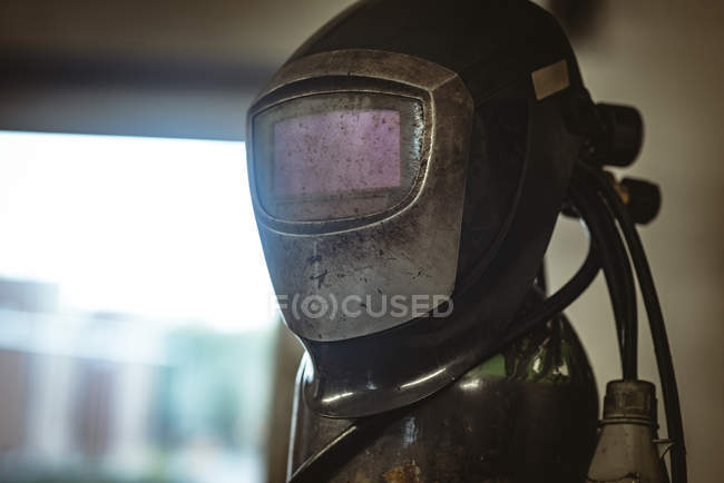 Vista de perto do capacete de proteção na fábrica — Fotografia de Stock