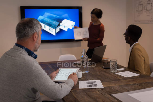 Executive che tiene una presentazione nella sala riunioni dell'ufficio creativo — Foto stock