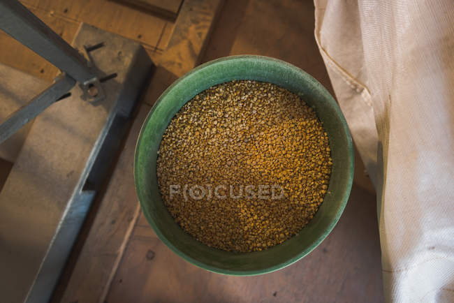 Sobretudo de trigo refinado em balde na fazenda — Fotografia de Stock