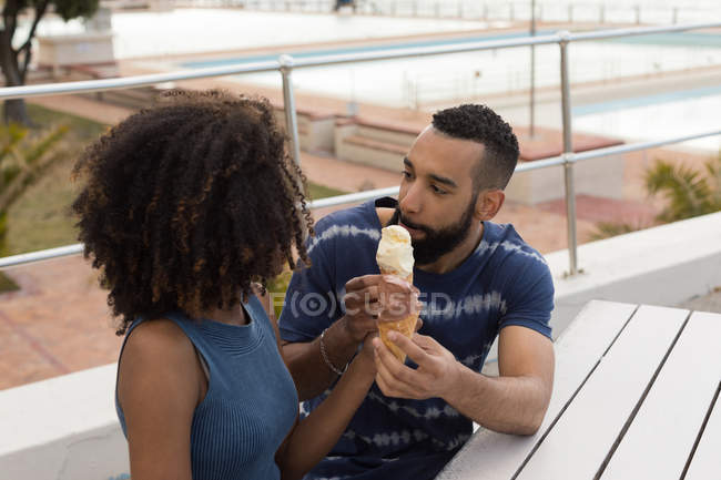 Пара має морозиво на набережній в сонячний день — стокове фото