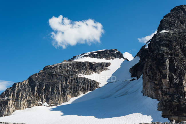Живописный вид на красивые снежные шапки в солнечный день — стоковое фото
