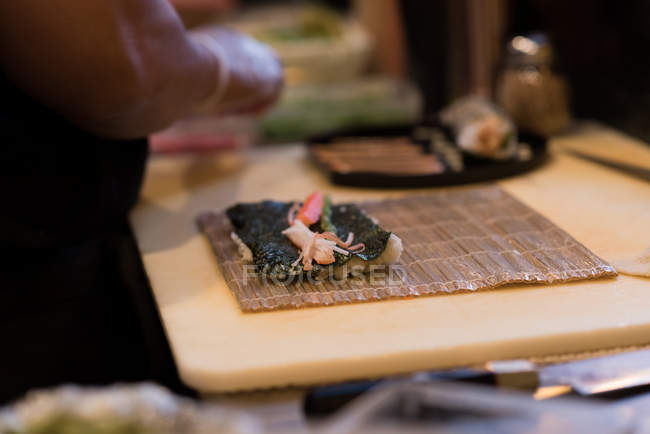 Sushi srotolato conservato su un tavolo in un ristorante — Foto stock