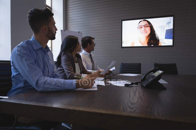 Geschäftsleute konferieren über Bildschirm im Besprechungsraum im Büro. — Stockfoto