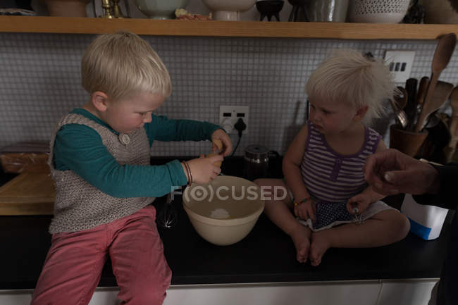 Niños preparando comida en la cocina en casa . - foto de stock