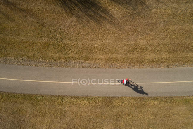 Вид с воздуха на велосипед на дороге — стоковое фото