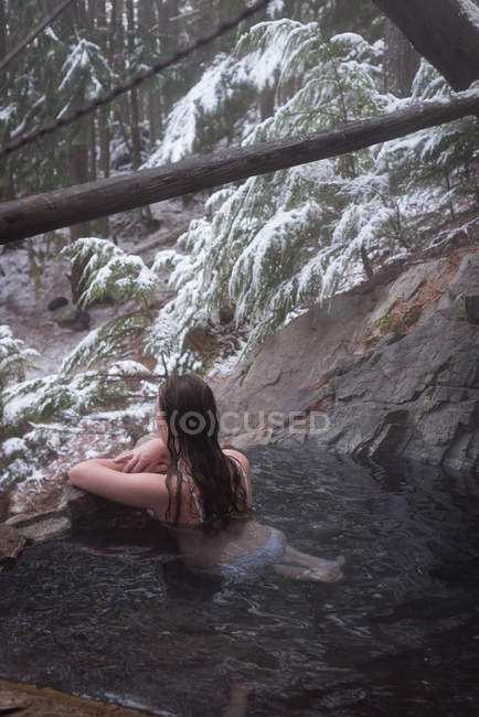 Привлекательная женщина отдыхает в жаркую весну зимой — стоковое фото