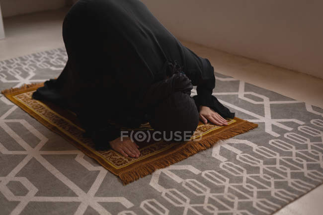 Donna musulmana che prega salah a casa — Foto stock