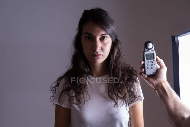 Чоловічий фотограф записує інтерв'ю за допомогою диктофона в фотостудії — стокове фото