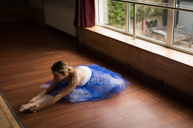 Балерина практикувати на дерев'яну підлогу в студії — стокове фото
