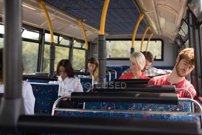 Viajeros que viajan en autobús moderno - foto de stock