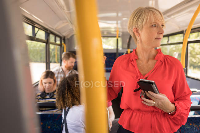 Pendlerin in modernem Bus unterwegs — Stockfoto