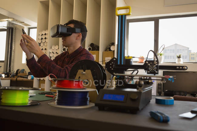 Mecânico usando headset realidade virtual na oficina — Fotografia de Stock