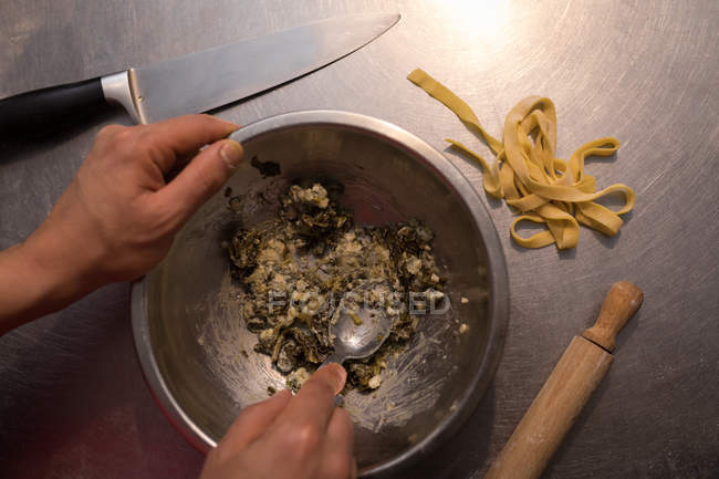Close-up de padeiro masculino preparando alimentos na padaria — Fotografia de Stock