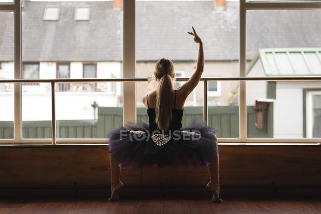 Bailarina praticando dança de balé em estúdio — Fotografia de Stock