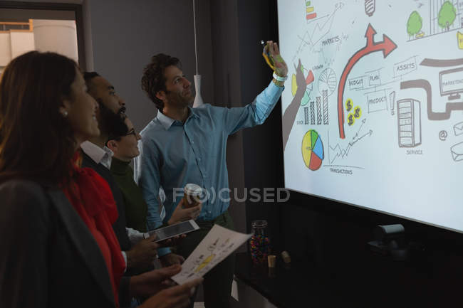 Geschäftsleute diskutieren im Büro über Entwurf — Stockfoto