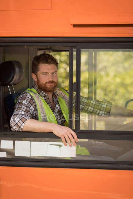 Conductor inteligente sentado en autobús moderno - foto de stock
