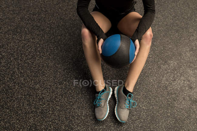 Overhead of woman doing oblique exercise in fitness studio — Stock Photo
