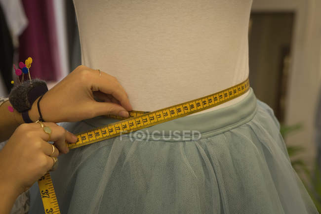 Close-up de designer de moda tomando medida do cliente no estúdio de moda — Fotografia de Stock