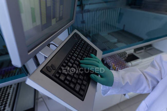 Лабораторний технік, що працює на комп'ютері в банку крові — стокове фото